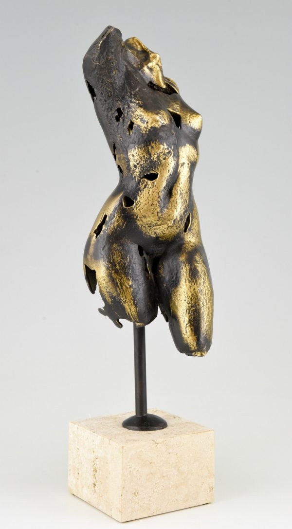 Sculpture en bronze torse feminin.