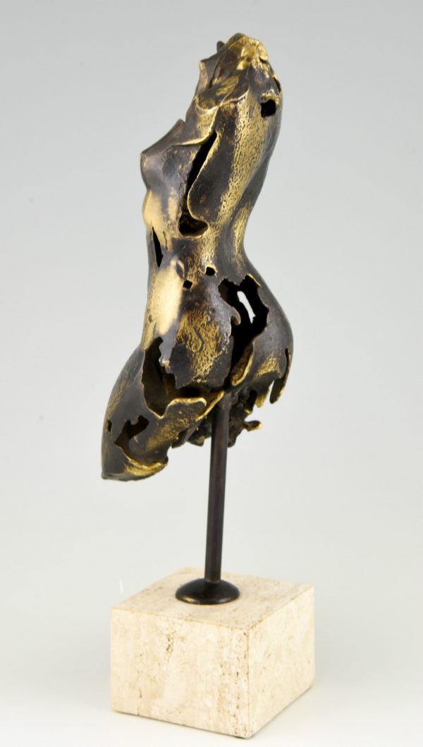 Sculpture en bronze torse feminin.