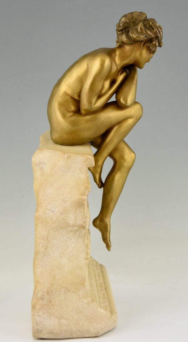 Art Deco bronzen sculptuur zittend naakt op zuil