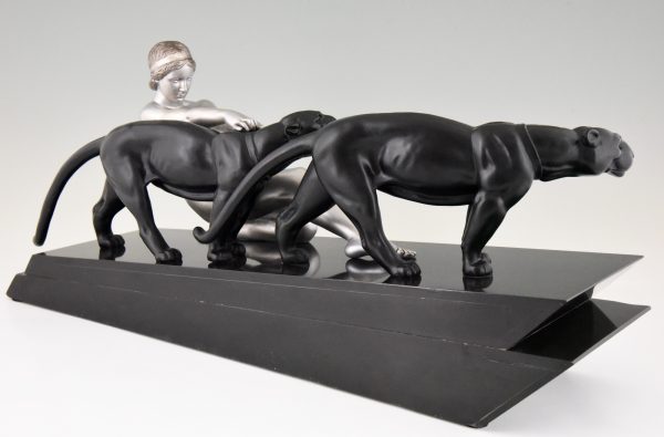 Art Deco Skulptur Frauenakt mit zwei Panther