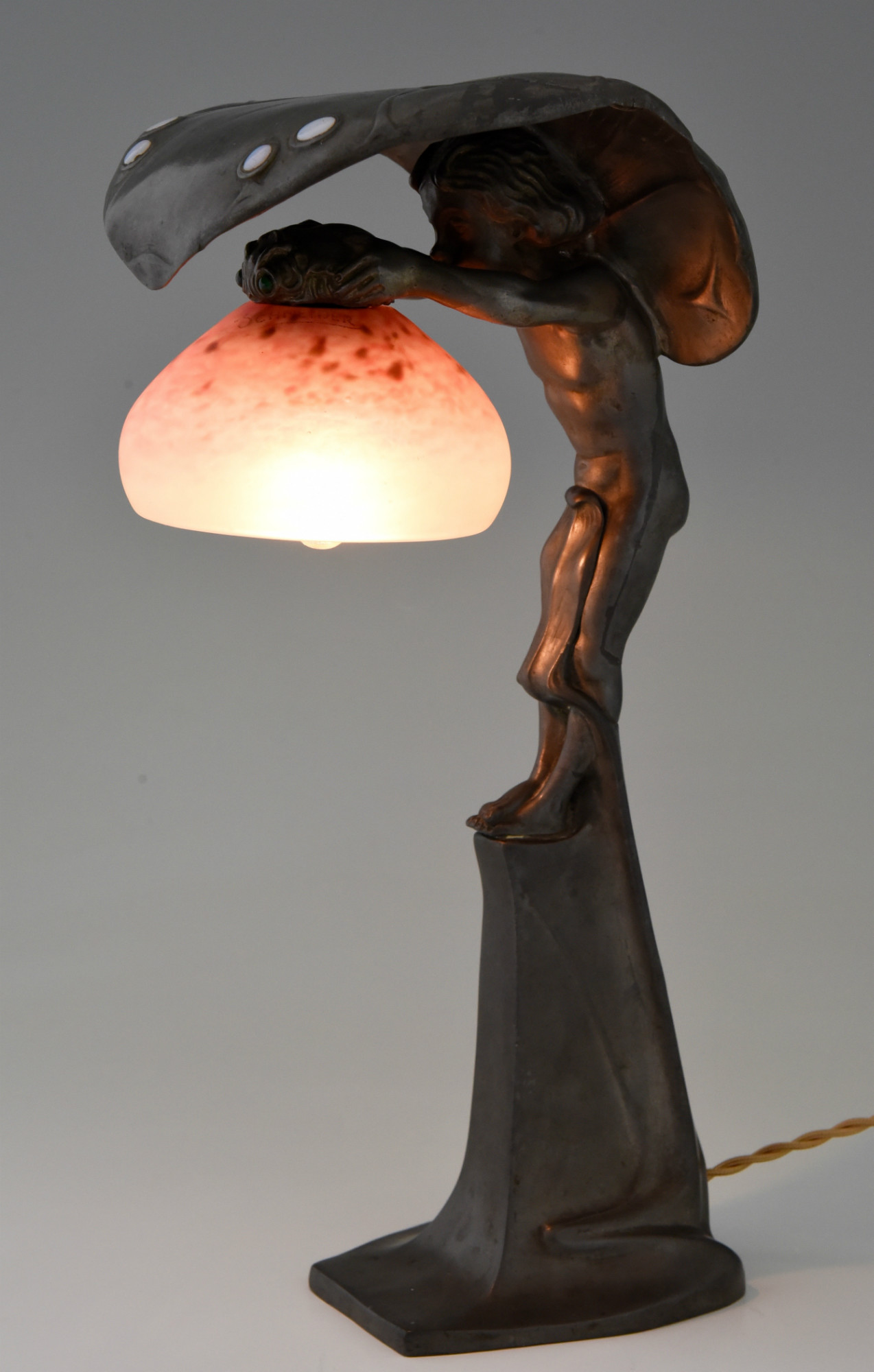 wijsheid sieraden Extra Art Nouveau lamp with boy sheltering under a leaf. - Deconamic