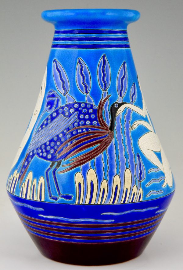 Art Deco vase en céramique avec baigneuses, oiseau et bouquetin