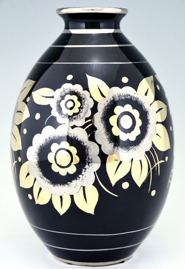 Art Deco vaas met bloemen in keramiek zwart, goud en zilver