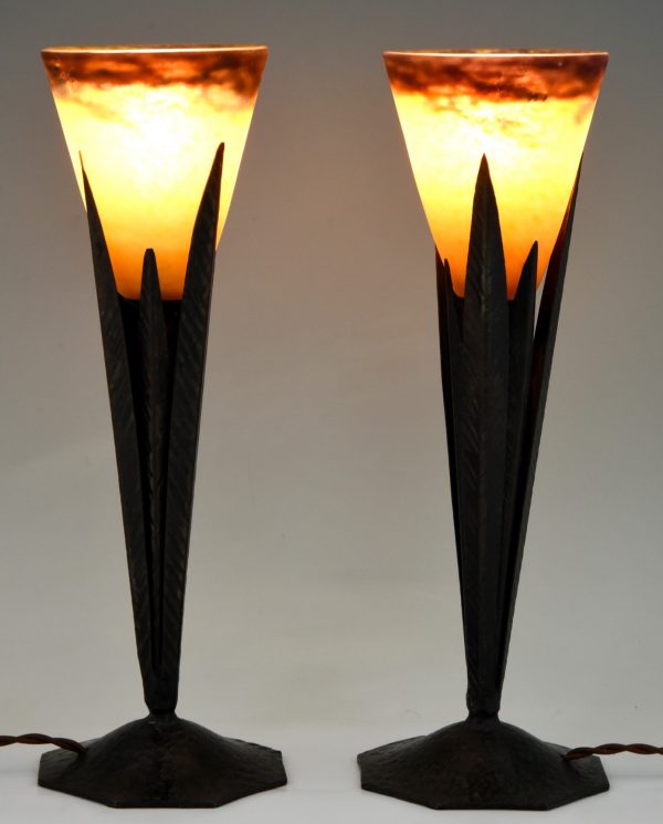 Paire de lampes Art Deco pâte de verre et fer forgé