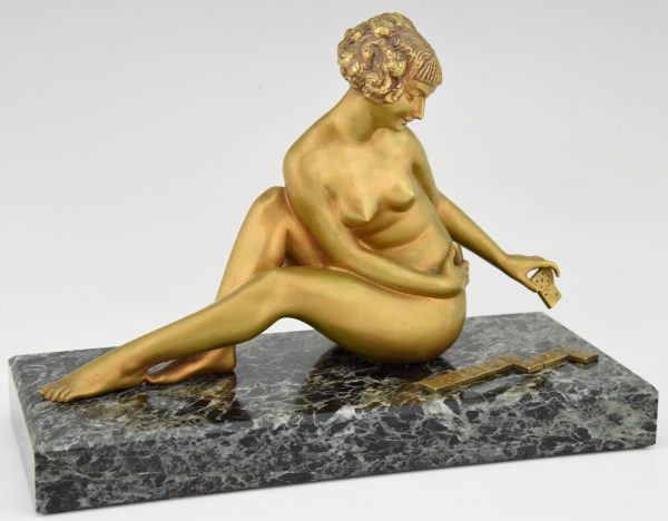 Art Deco sculpture en bronze nue jouant aux dominos