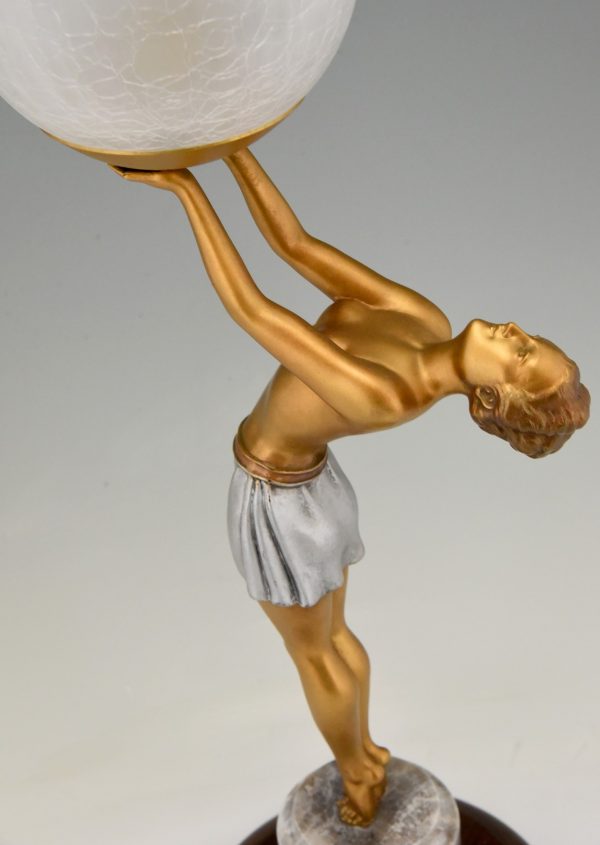 Art Deco lampe femme tenant une globe