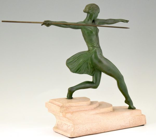 Art Deco sculptuur vrouw met speer Antiope
