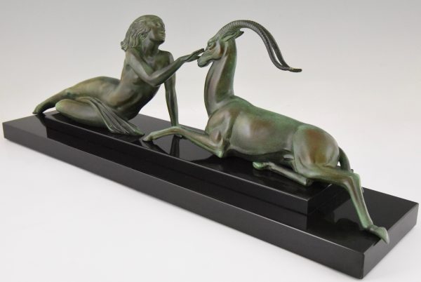 Art Deco Skulptur Frauenakt mit Gazelle Seduction