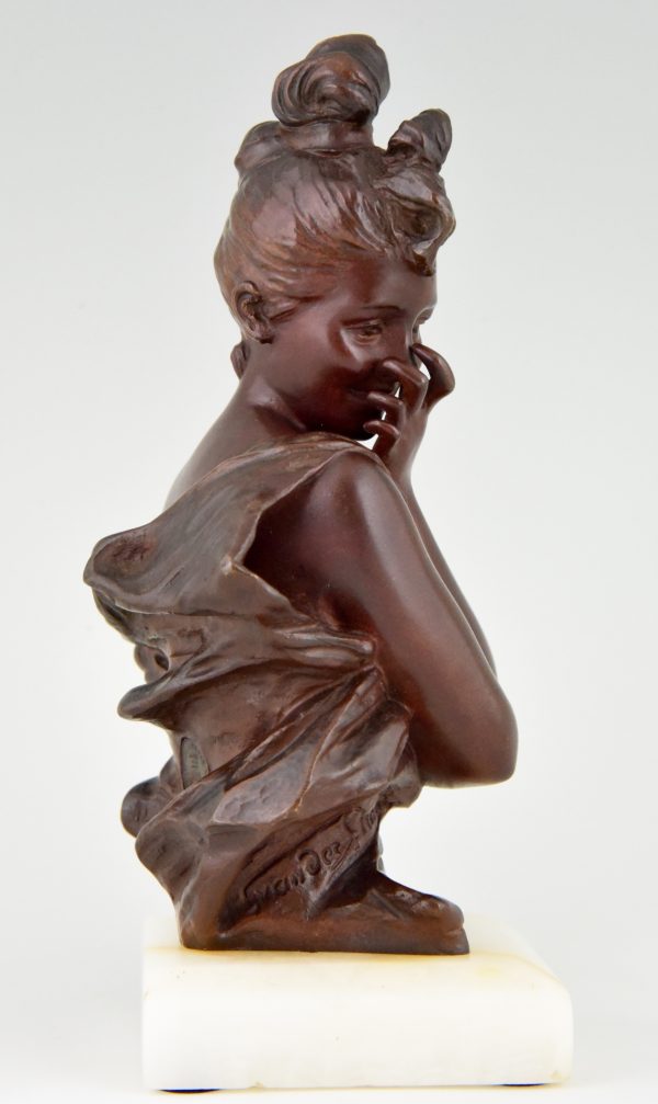 Jugendstil bronzen beeld buste van een verlegen vrouw