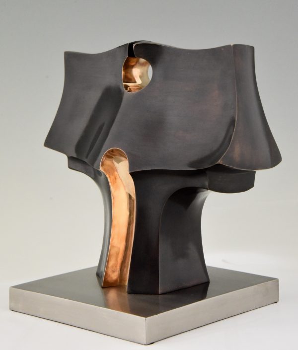 Modern abstract bronzen beeld
