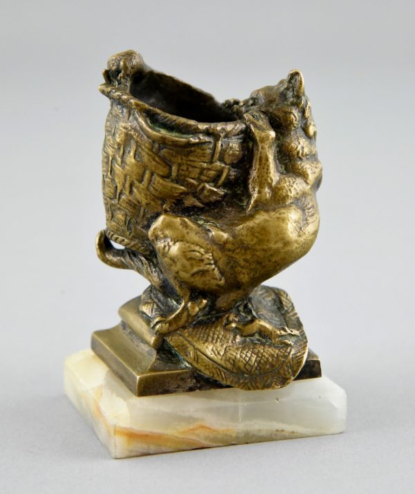 Vase, panier en bronze avec chat et souris