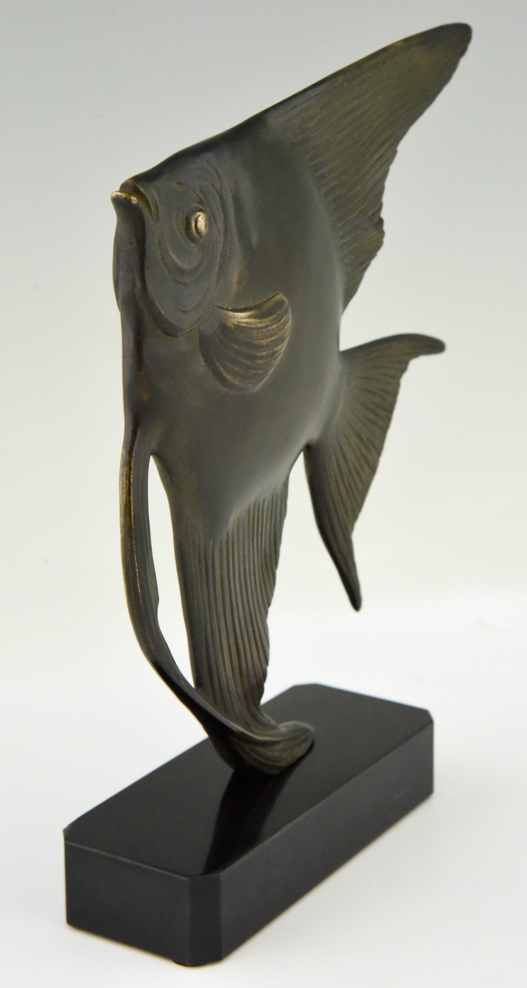 Statue déco poisson diodon chromé sur socle - Kare Design