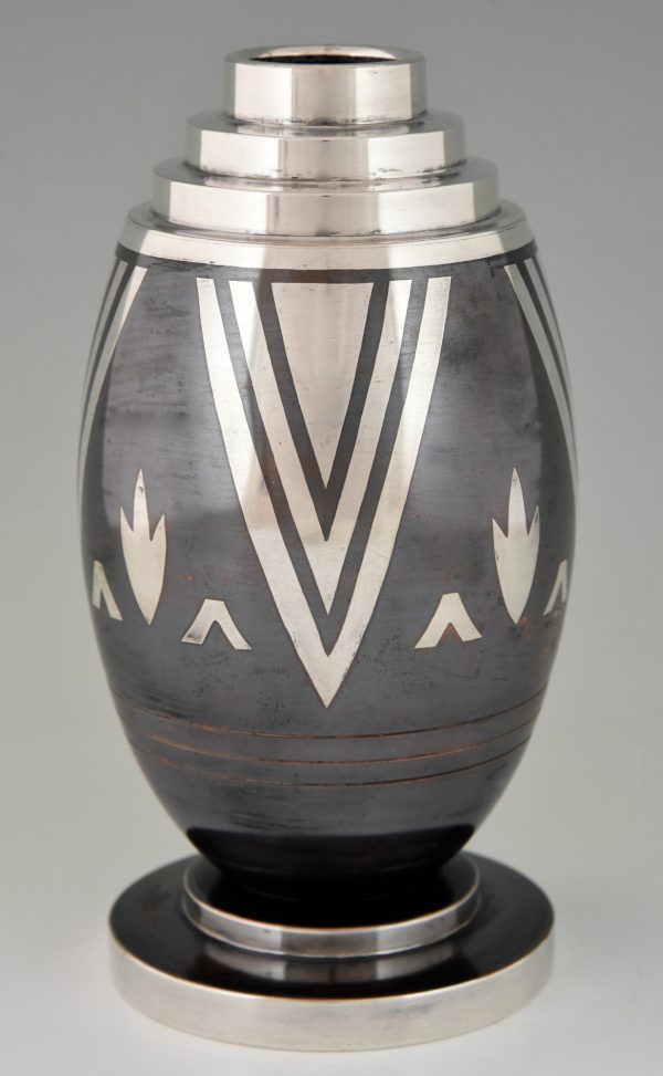 Art Deco Vase Dinanderie mit geometrische Motive.