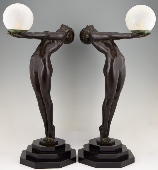 Clarté Lampe mit stehende Frauenakt Art Deco Stil 84 cm