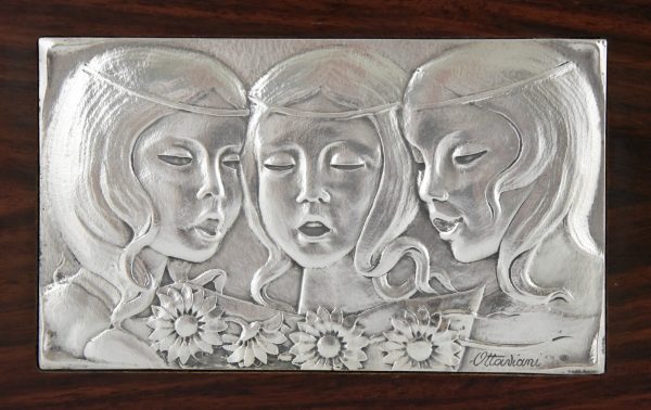 Zingende meisjes wandpaneel massief zilver 1960