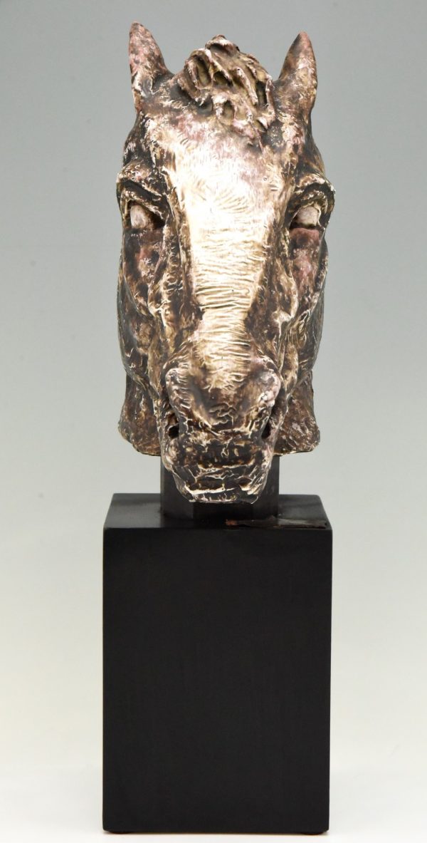 Sculptuur in keramiek buste van een paard