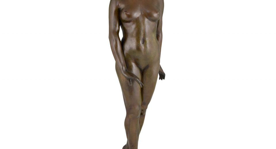 Sculpture en bronze Art Deco femme nude debout.