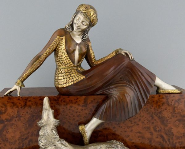 Art Deco sculpture en bronze femme au lévrier