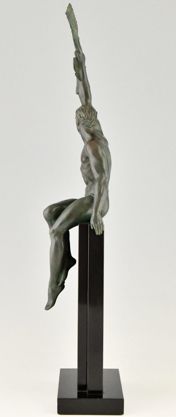 Art Deco Sculpture Victoire athlete au branche de palmier Pierre Le Faguays