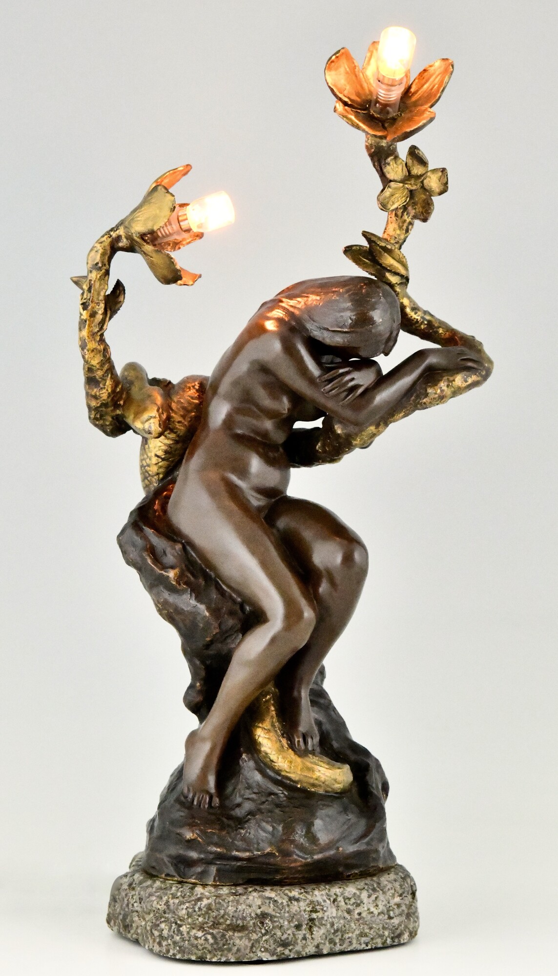 Lampe Serpent Art Déco Sculpté à la Main avec Cendrier en vente sur Pamono