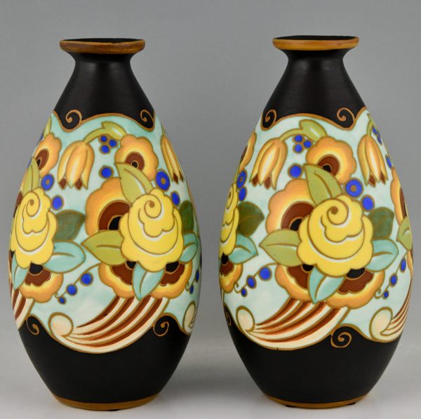 Vases en céramique Art Déco aux decor de fleurs.