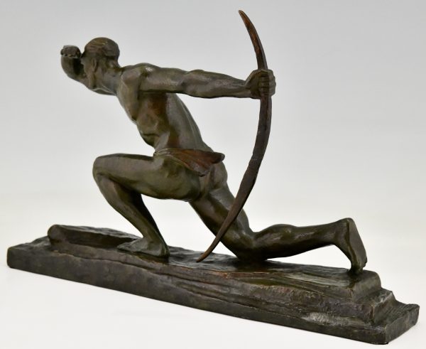 Art Deco sculpture en bronze d’un homme agenouillé à l’arc.