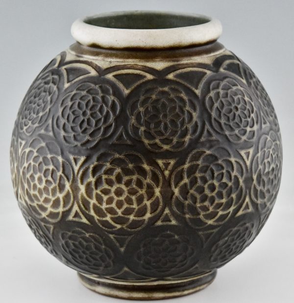 Vase sphérique Art Déco en céramique à motifs stylisés.