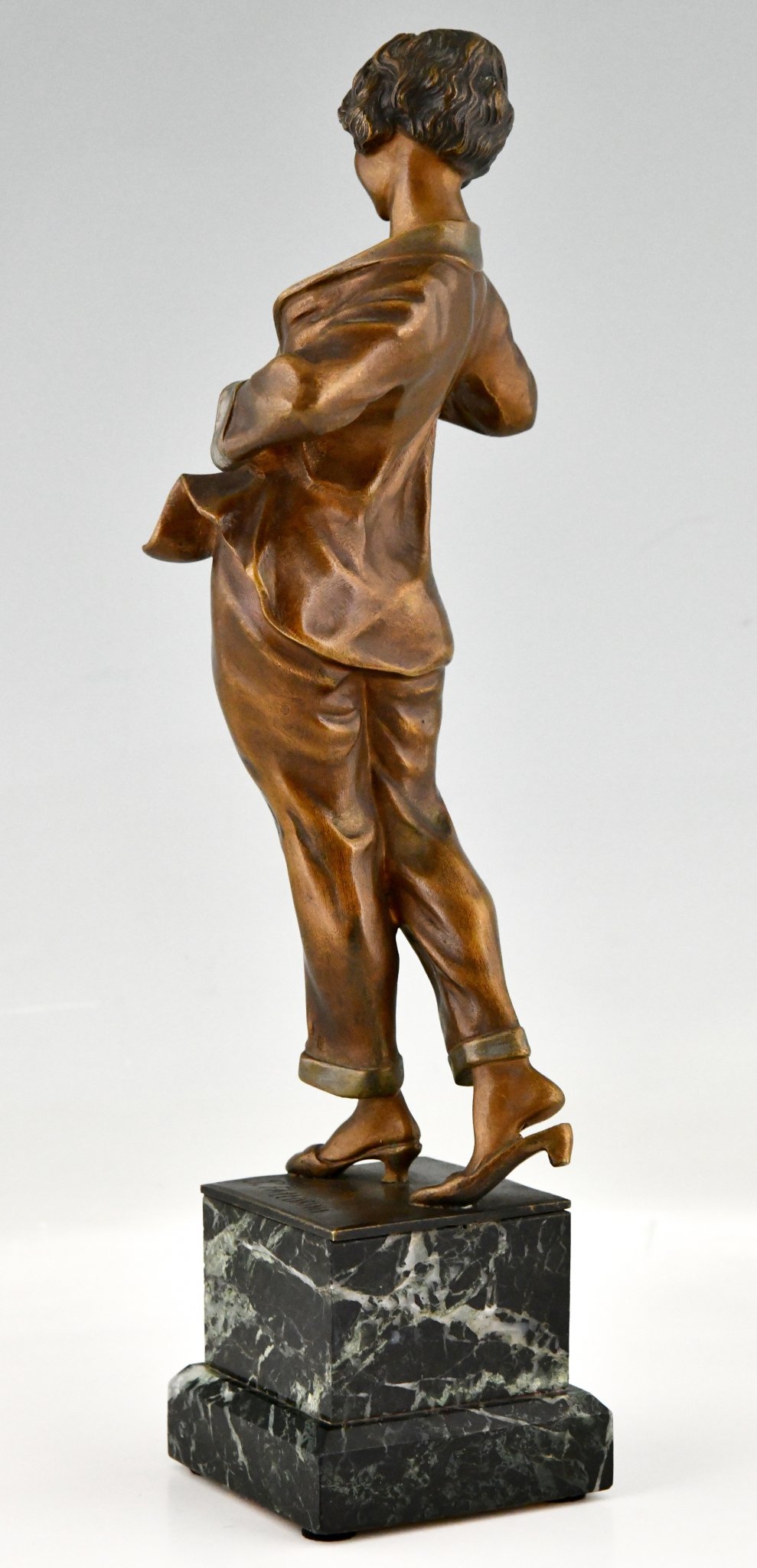 Art Deco bronze sculpture smoking woman in pyjama. - Deconamic