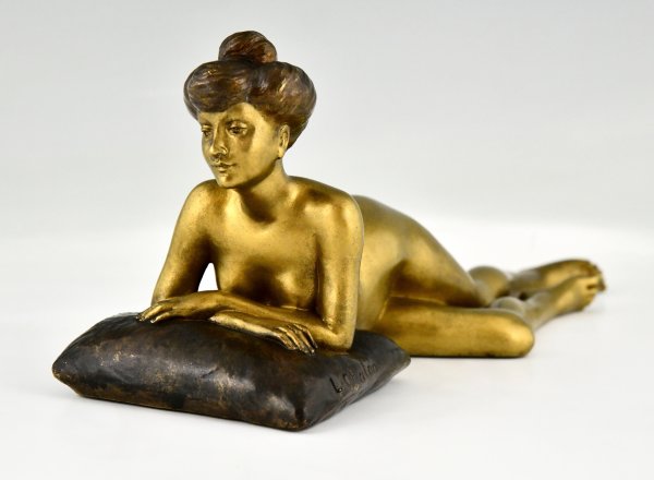 Art Nouveau erotische bronzen sculptuur liggend naakt op een kussen