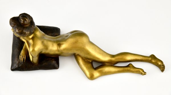 Art Nouveau erotische bronzen sculptuur liggend naakt op een kussen